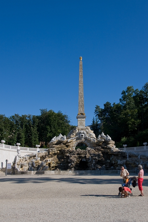 IMG_0506.jpg - Schönbrunn, Obeliszk-kút - Obelisk Brunnen